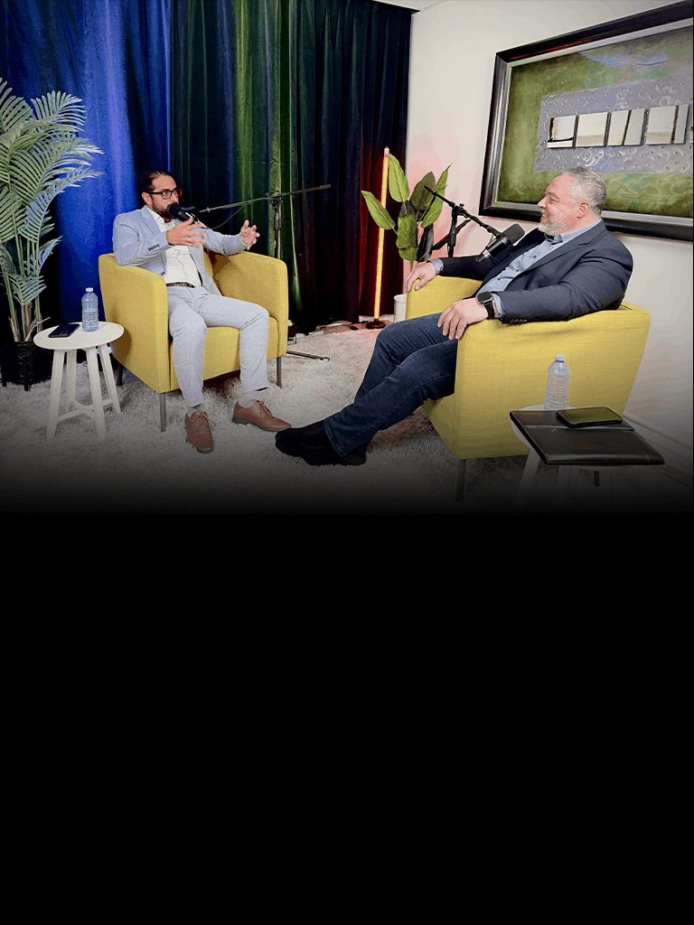 Mohammed interviewant Mustapha Ouyed, expert consultant et entrepreneur, lors de l’enregistrement du balado La Voix de l’Expert pour la chaîne YouTube DZOntario