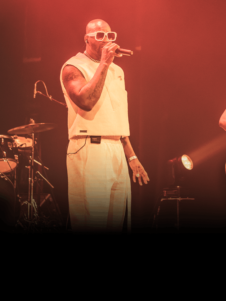 Singuila en performance lors de son concert live au Club Soda à Montréal en février 2025