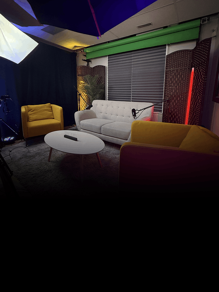 Salle de production modulable de NEK STUDIO utilisée pour la captation vidéo, podcast et photographie professionnelle à Montréal