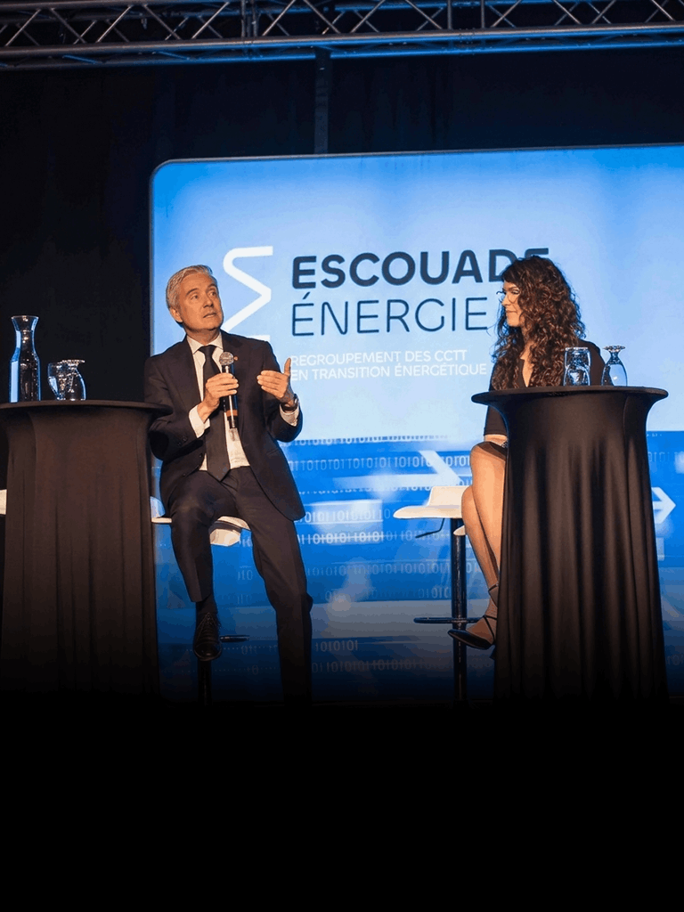 Philippe Champagne et Nancy Déziel sur le podium lors du Sommet sur les batteries à Shawinigan en mai 2025