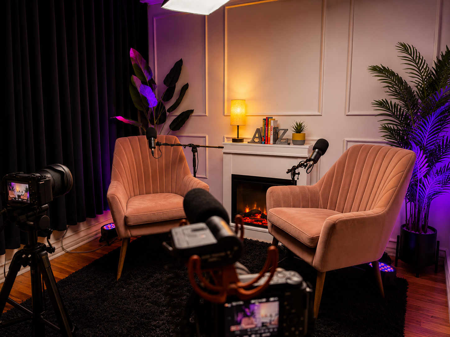 Configuration de tournage dans la Lounge Room de NEK STUDIO avec caméras professionnelles, micros et éclairage pour balados (podcasts) et productions vidéo.
